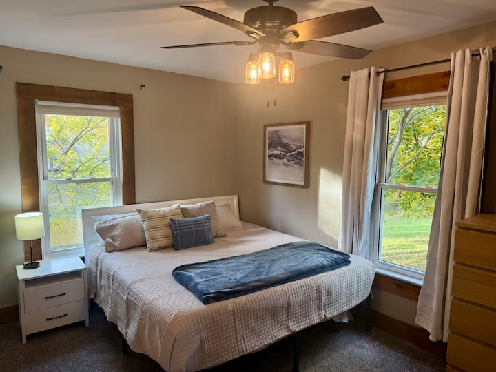 غرفة نوم في الطابق الرئيسي (سرير كينج)