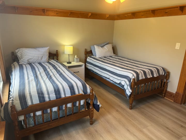 في الطابق العلوي غرفتي نوم مزدوجتين 