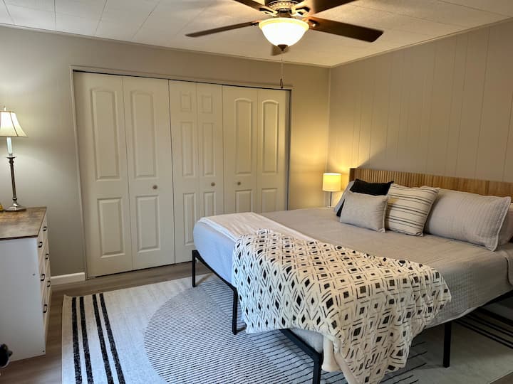 حمام داخلي في الطابق العلوي مع سرير بحجم كينج 