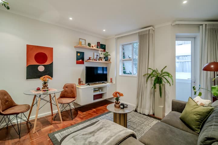 Modern 1-bedroom In Green Point  Prime Location - Camps Bay