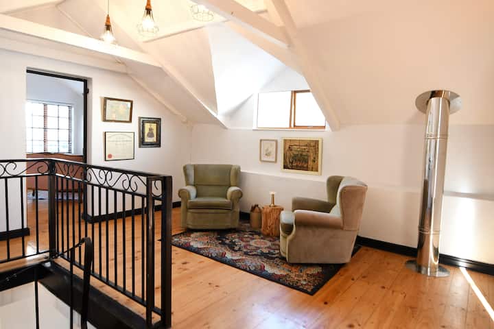 Cozy, Elegant Escape With A Hipster Touch - Wellington