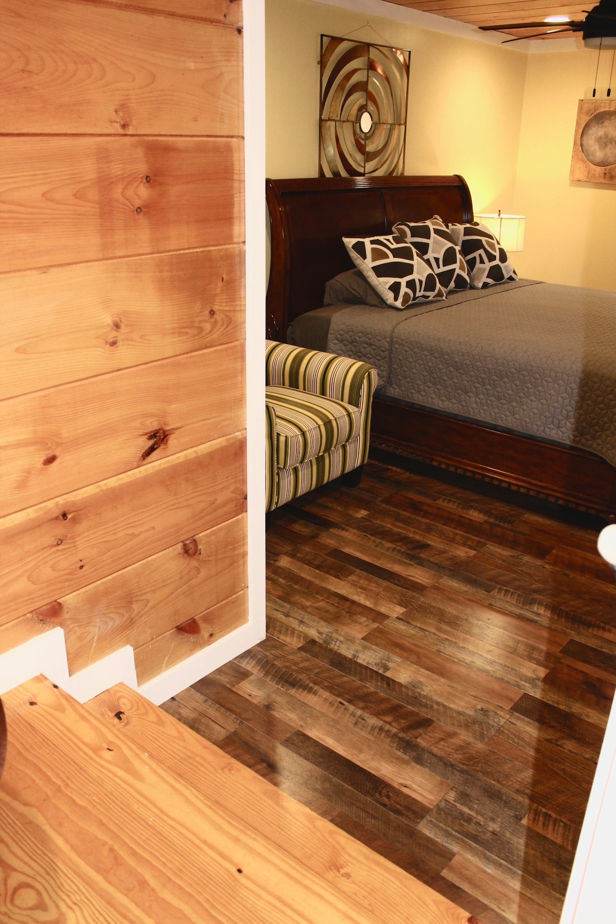 Abajo hay una cama tamaño king, con una sola silla.