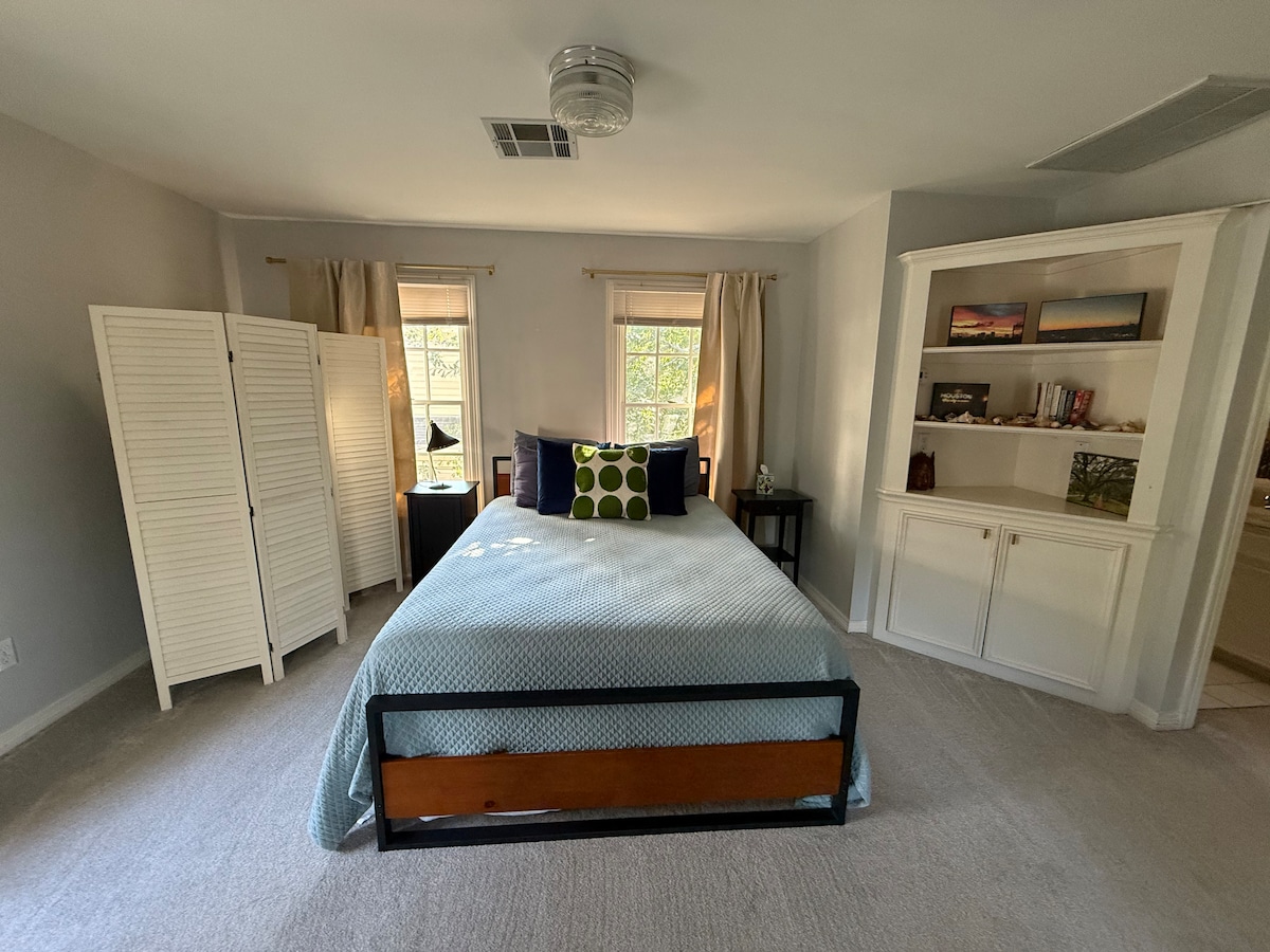 Cómoda cama tamaño queen, con abundante luz natural.