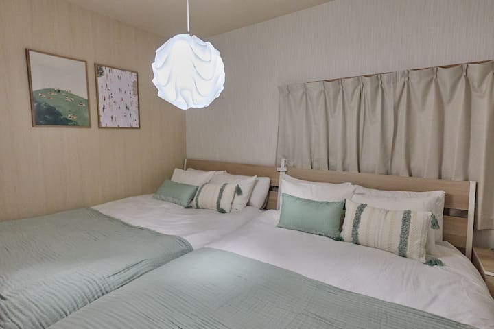 優しいグリーンを基調としたお部屋です。ゆっくりとお休みください。