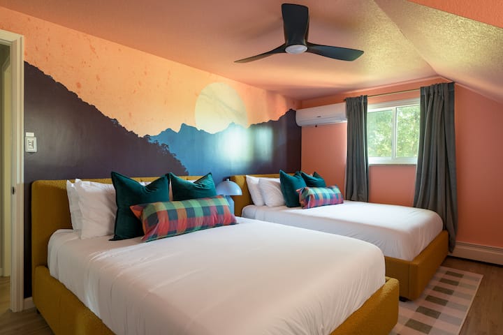  Soba s bračnim krevetom (širine 150-179 cm)

Probudite se uz umjetnost i sunčevu svjetlost inspiriranu planinama. S dva udobna bračna kreveta, ova je soba savršena za parove, braću i sestre ili prijatelje koji putuju zajedno.