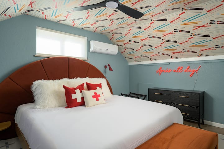  Après-Ski Style Bedroom

Ova planinska spavaća soba spaja udobnost s razigranim dizajnom — ugodno utočište bez obzira na to jeste li ovdje na skijaškom vikendu, obiteljskom okupljanju ili odmoru s prijateljima.