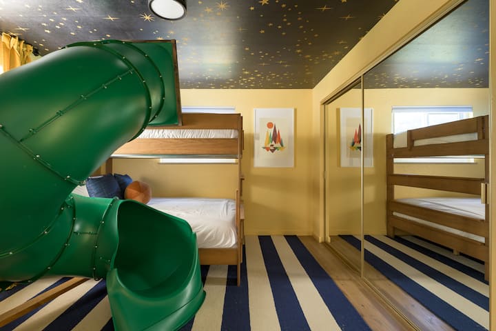  Unutarnji tobogan i soba na kat

Najbolji dječji raj: tobogan po mjeri, razigrano uređenje i udobni kreveti na kat. Savršeno za usrećivanje mališana dok se odrasli opuštaju u blizini.