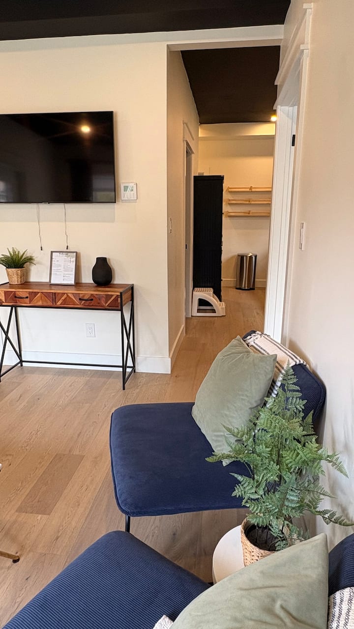 The Walnut On Victoria Park - 2 Bed | 1 Bath - 키치너