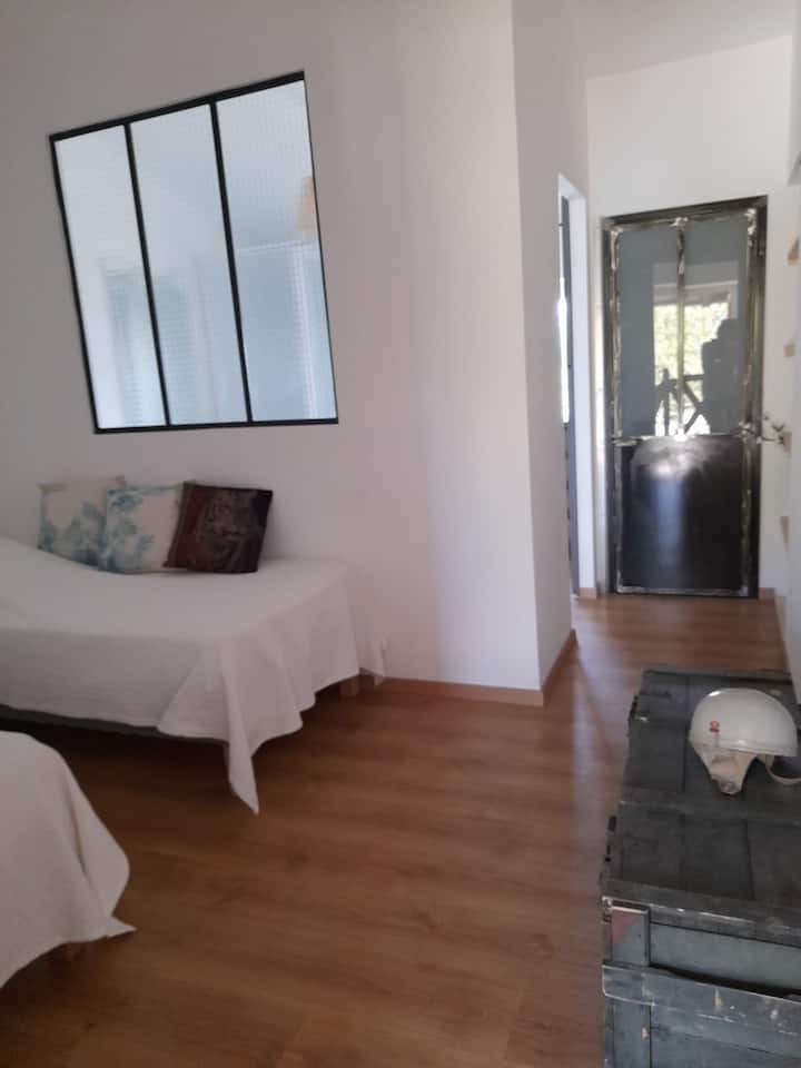 Habitación con cuarto de baño e inodoro privados