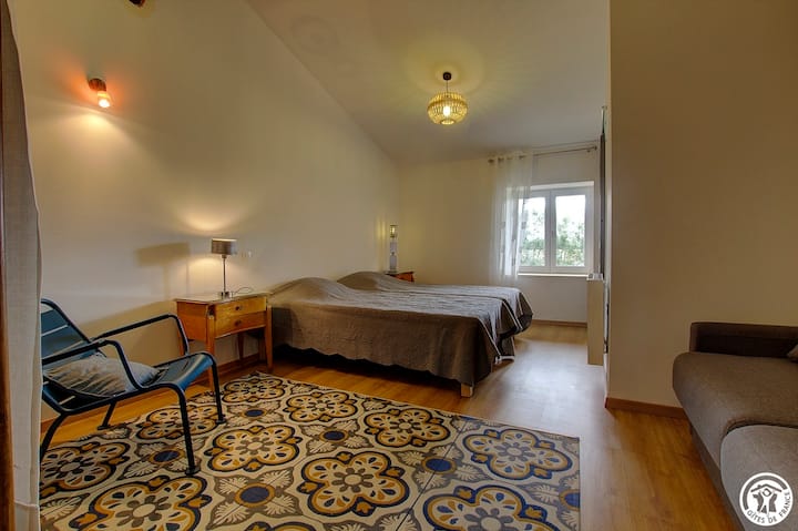 Habitación con cuarto de baño e inodoro privados