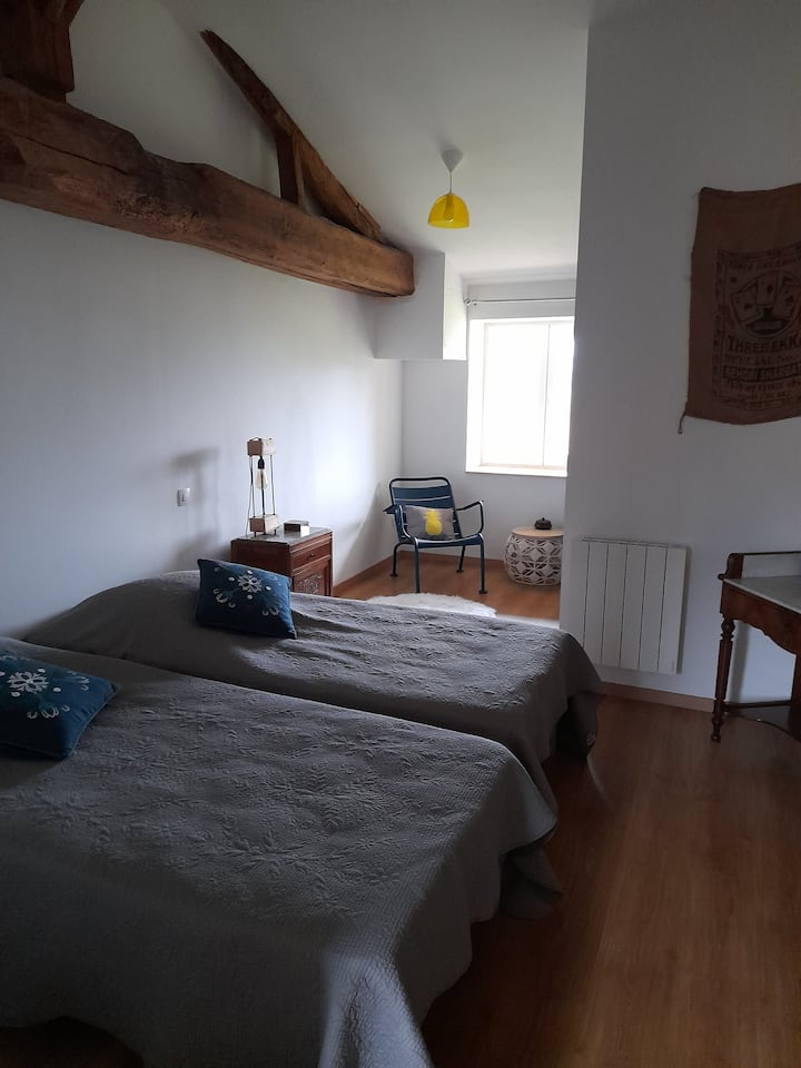 Habitación con cuarto de baño e inodoro privados