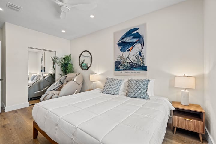 Светла и удобна спална соба дизајнирана за мирни ноќи и мирни утра