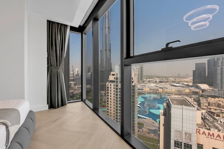 Amka kwa silhouette ya kifahari ya Burj Khalifa iliyopangwa kikamilifu zaidi ya dirisha lako, ingia kila asubuhi ukiwa na kistawishi kikubwa zaidi cha Dubai.