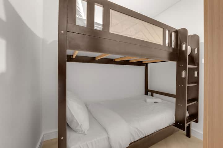 Ina kitanda cha ghorofa kilicho na vitanda viwili vya mtu mmoja.