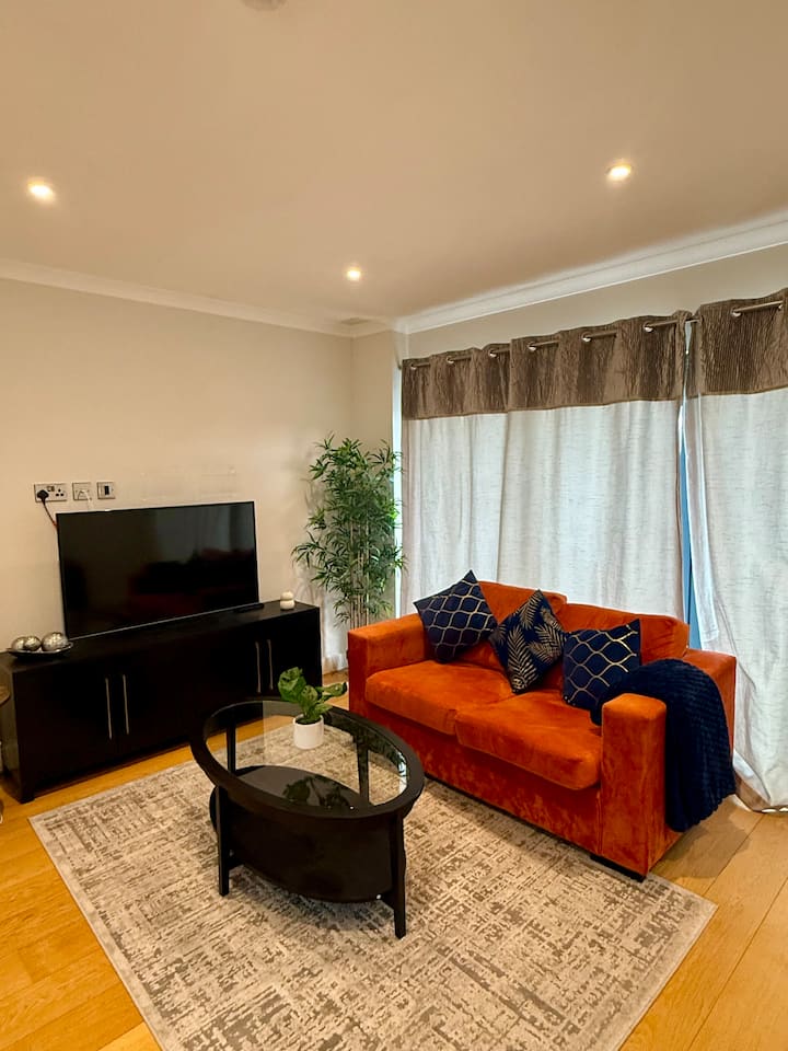 Charming Ensuite Retreat In A Premier Location - Brentford