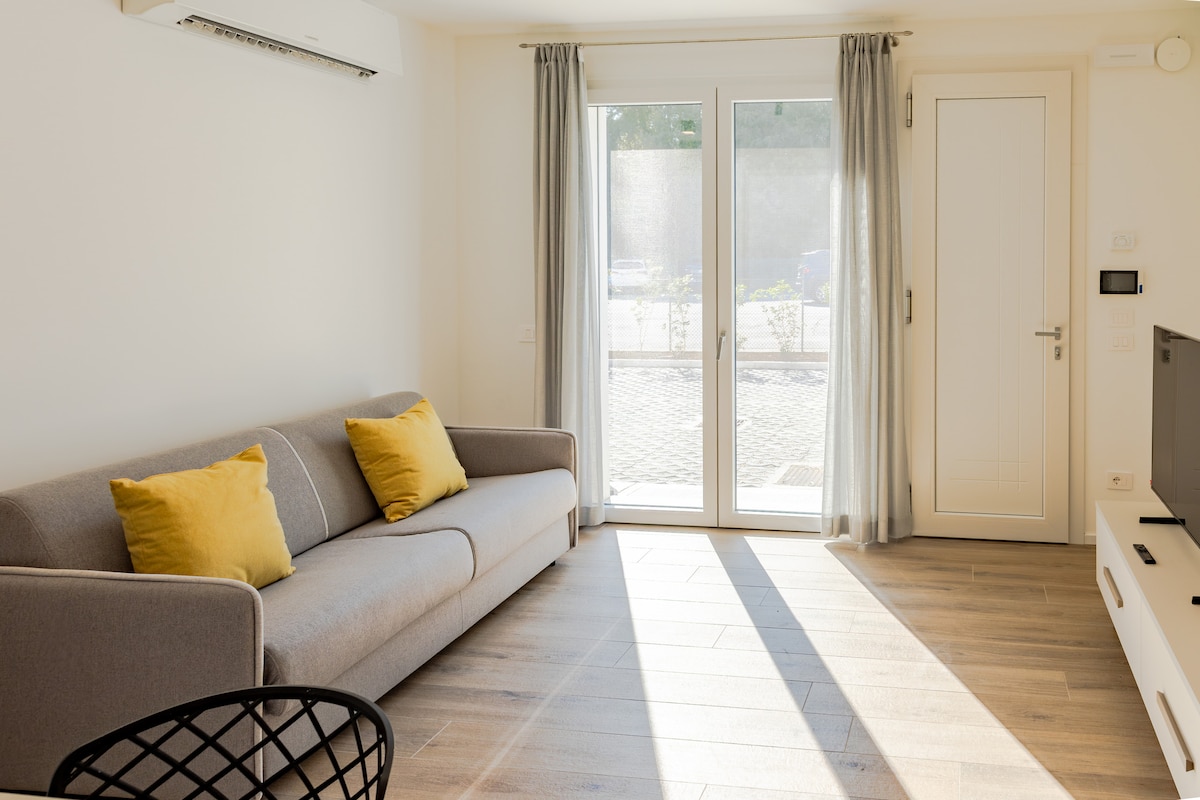 غرفة معيشة بها تلفزيون ذكي