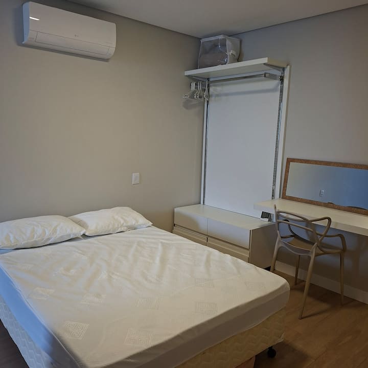 Bračni krevet, klima-uređaj, stalak za odjeću, komoda i radni stol. 