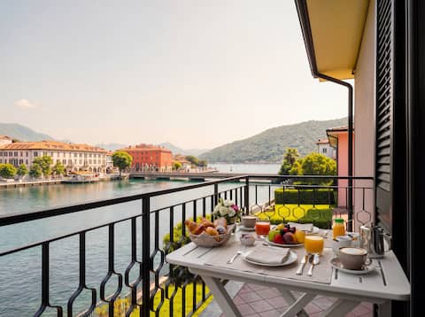 Lakeside Escape – Wi-Fi & Parking | RentalTravel