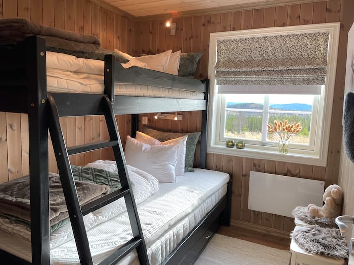 Familierom nede. Sengeplass for opp til fire, siste soveplass i sengeskuffen. Det er en mulighet, men det blir trangt. Sengetepper og puter; lag sofa i over eller underkøya, gir rom for en liten pause for store og små barn. Garderobe og knagger.