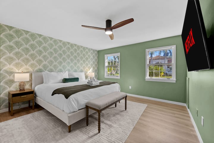 Oddýchnite si v tejto žiarivej spálni s luxusnou manželskou posteľou King, zábavnou stenou s palmovými listami a inteligentným 55-palcovým televízorom na filmové večery. Užite si moderný stropný ventilátor, dostatok svetla a vyhrazenú lavičku na sedenie pri úpätí postele.