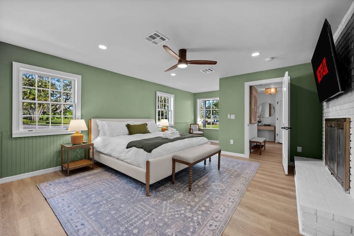 Oddýchnite si v tejto svetlej, krásne navrhnutej izbe s manželskou posteľou veľkosti King, inteligentným 55-palcovým televízorom nad dekoratívnym kozubom a jemným šalviovým dekorom. Užite si bohaté prírodné svetlo a vlastnú toaletu/šatňu hneď za otvorenými dverami.