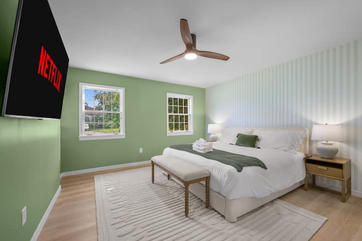 Oddýchnite si v tejto pokojnej spálni s manželskou posteľou veľkosti King, pruhovanou stenu, moderným stropným ventilátorom, 55-palcovou inteligentnou TV a jemným prirodzeným svetlom z dvojitých okien – to všetko v upokojujúcom, modernom štýle.