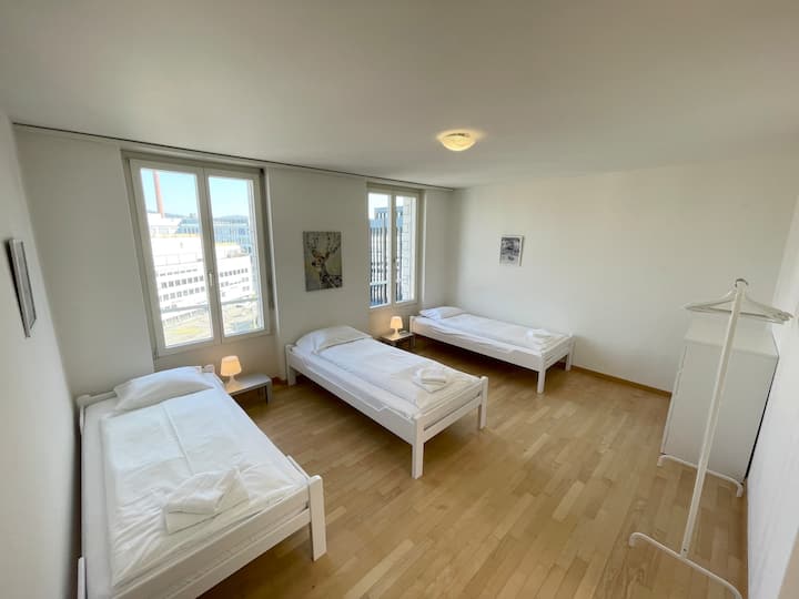 חדר שינה 2 עם שלוש מיטות יחיד