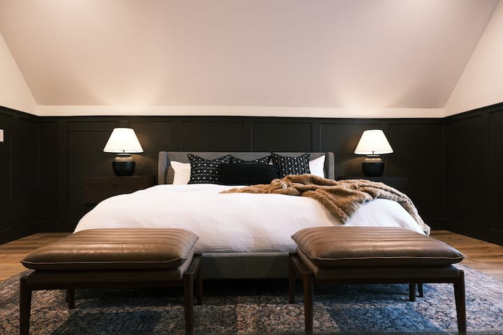 La chambre principale dispose d'un lit king size et d'une ambiance très maussade. Beaucoup d'énergie est entrée dans le logement, ce qui le rend confortable et logique pour les voyageurs.