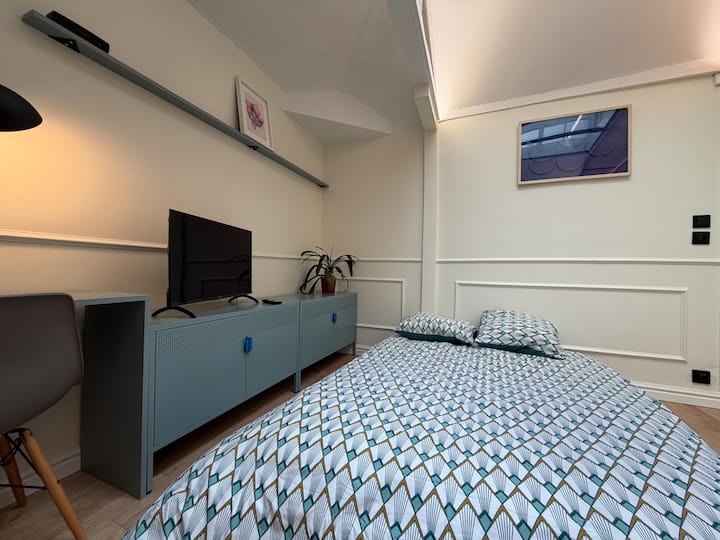 سرير مريح تحت السقف الزجاجي وتحت النجوم

مفارش عالية الجودة وديكور مهدئ وألوان ناعمة لقضاء ليالٍ هادئة. 