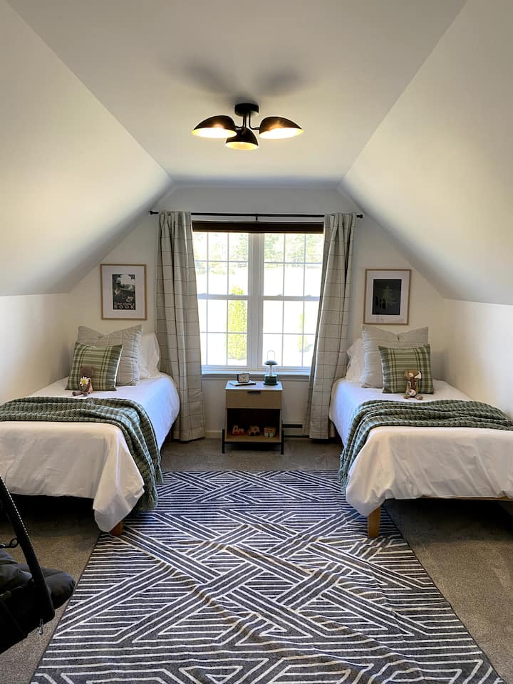 Dos camas individuales hacen de este el espacio perfecto para que amigos, niños o compañeros de viaje se relajen cómodamente.