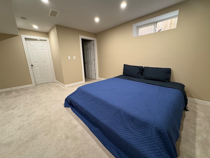Amplio sótano con cama tamaño king. Tiene su propio baño completo