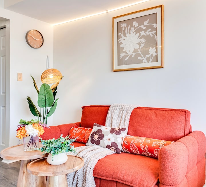 Rozkladacia pohovka sa ľahko premení na plnú posteľ • Vyspí sa 1 – 2 hostia • K dispozícii je ďalšia posteľná bielizeň, vankúše, vrchná matrac a prikrývka.