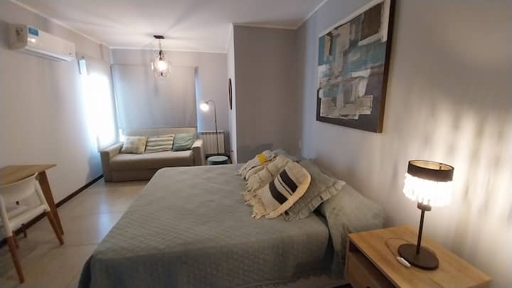 غرفة النوم واسعة مع غرفة ملابس ومكيف هواء ومدفأة (تدفئة لفصل الشتاء). تحتوي على مكتب، وهي مشرقة، وتحتوي على ستائر مزدوجة، واحدة منها تعتيم، للاستمتاع بالراحة التي تستحقها.