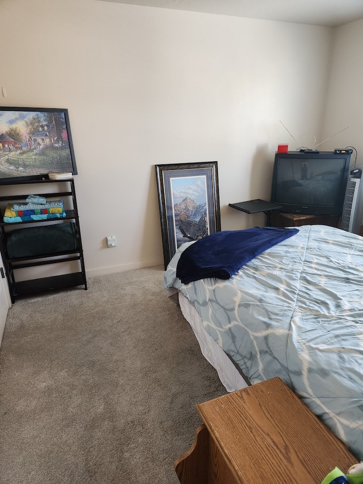 Krevat dopio "queen" në katin e sipërm, tavolinë pune për fjetje ose hapësirë zyre. 