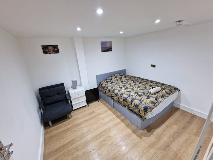 Stop Sign Without St Studio near Arsenal 1 Stop to St Pancras Eurostar - Apartments for Rent ...