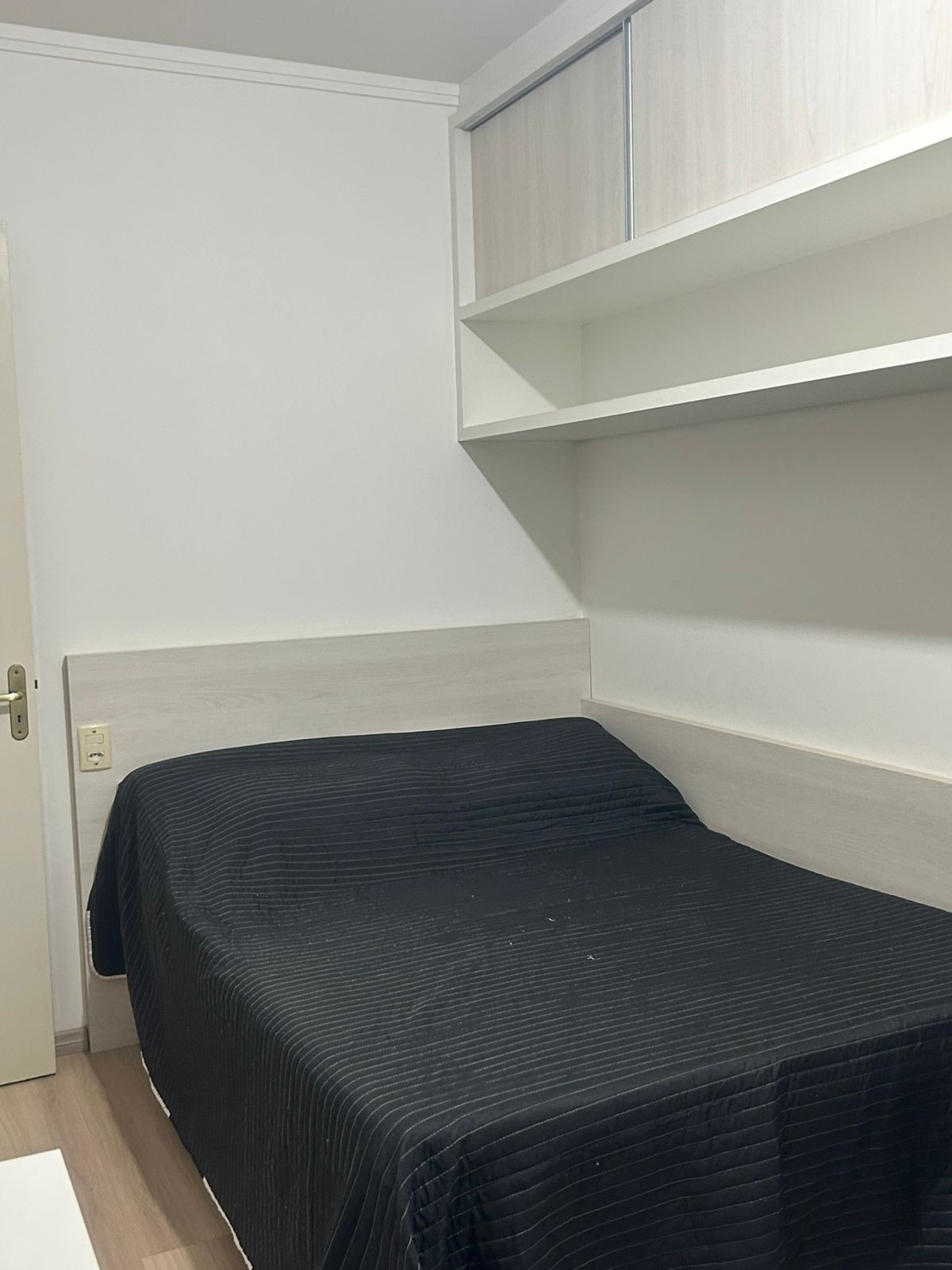 חדר שינה 2 - מיטה זוגית, מיזוג אוויר, משרד וארונות בהתאמה אישית. כולל 2 סטים של: שמיכות, מצעים, ציפיות, כריות. 