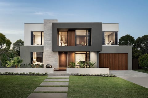 Luxury Lakefront Home atTrinity Point