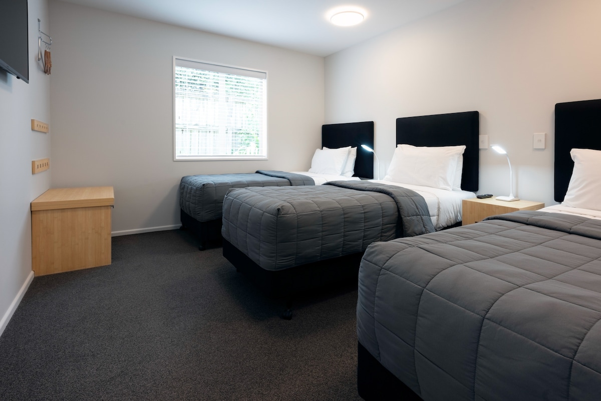 Apartament FAMILJAR me 2 dhoma gjumi në katin përdhes - (B1= krevat dopio "king" dhe tek dhe B2= x3 krevate tek) - Kapaciteti MAKSIMAL 6 persona