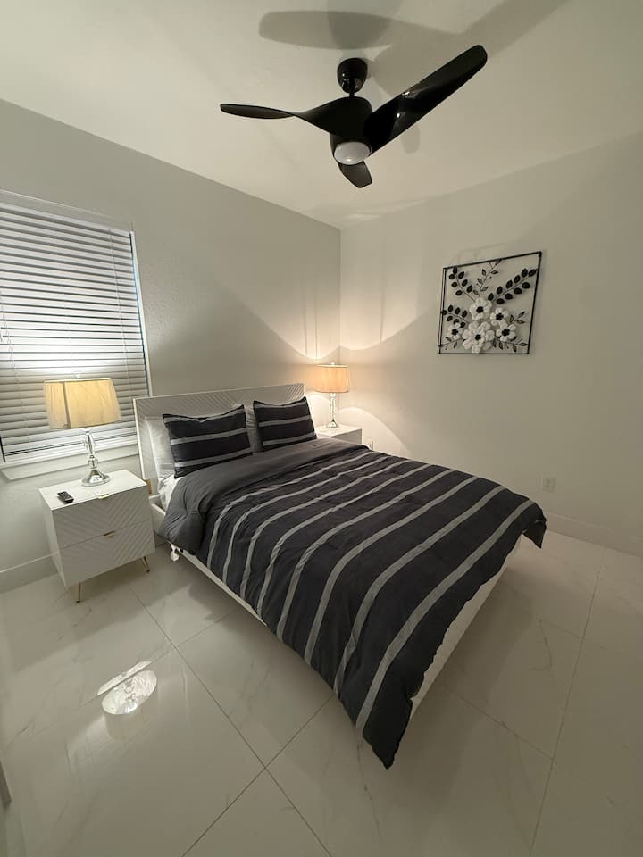 תוכלו להירגע בחדר היפהפה הזה, שנועד לספק מנוחה ושלווה. יש בו מיטה נוחה עם מצעים בגוונים ניטרליים ואלגנטיים, מושלמים ללילה רגוע.