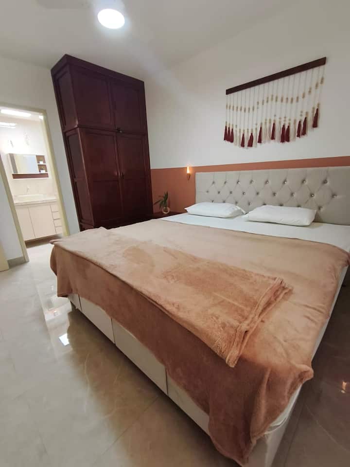  Голям и удобен апартамент с голямо двойно легло, 43-инчов телевизор, климатик и самостоятелна баня – идеален за почивка след ден на плажа.