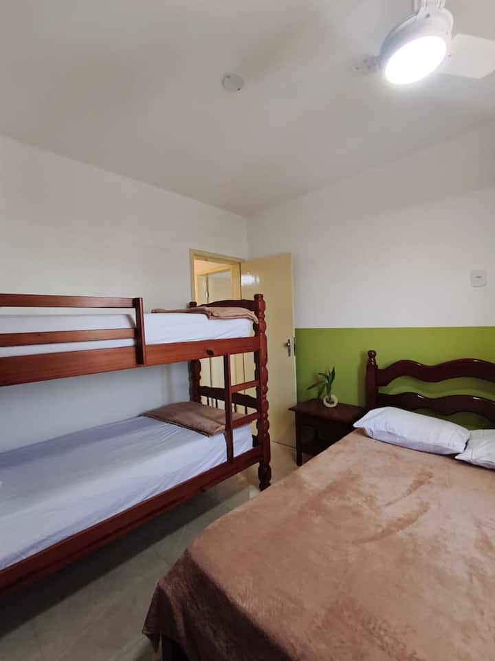  Универсална и просторна стая с гардероб, закачалки, вентилатор на тавана, идеална за семейства или групи, с двойно легло и удобно двуетажно легло.
✅ Спално бельо + кърпа за баня и лице за всеки гост.