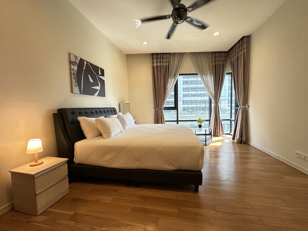 חדר השינה הראשי המרווח שלנו עם נוף