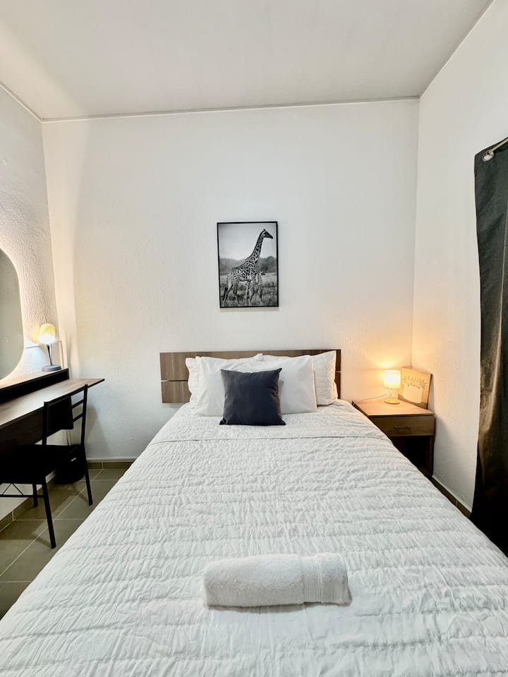 ห้องพักสำหรับสองคน เตียงคู่พร้อมเครื่องนอนผ้าฝ้าย ผ้าปูที่นอน ผ้าเช็ดตัว โต๊ะข้างเตียงพร้อมโคมไฟ เครื่องปรับอากาศ ตู้เสื้อผ้า ทีวี S-Mart ขนาด 40 นิ้ว โต๊ะทำงานน่ารักพร้อมกระจก LED และโคมไฟสตูดิโอ