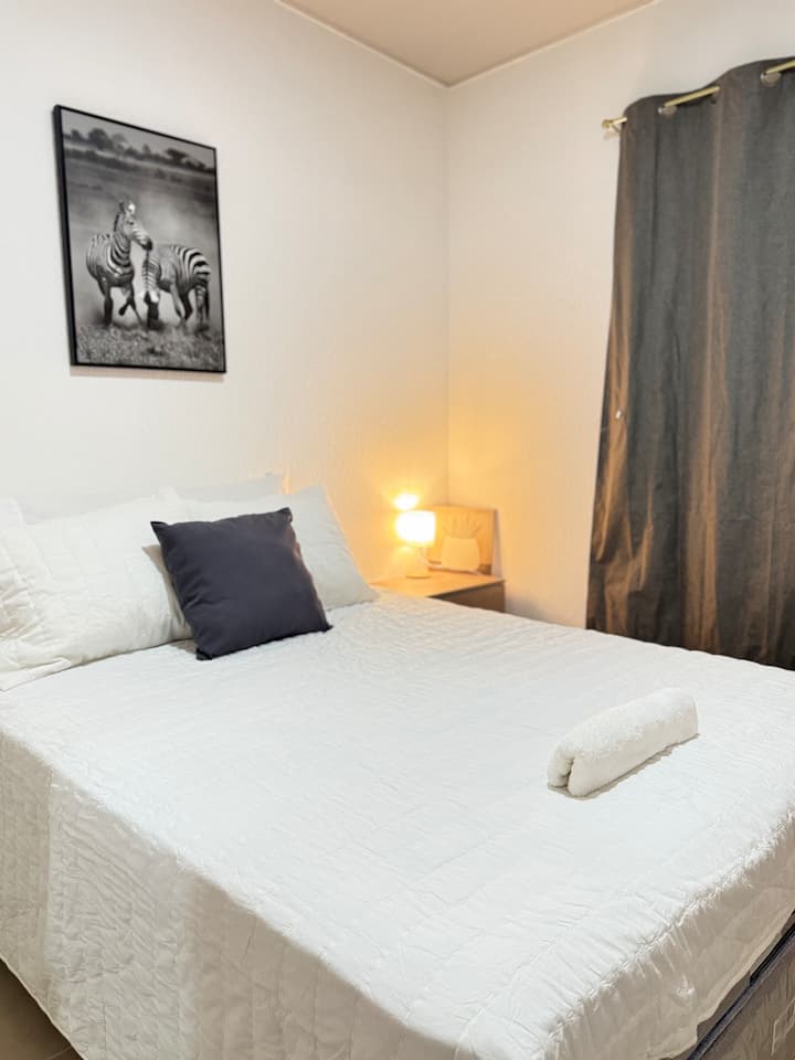 ห้องพักพร้อมเตียงคู่ขนาด 1.40 ผ้าคลุมเตียงผ้าฝ้าย หมอน 4 ใบ เครื่องปรับอากาศ โต๊ะข้างเตียงพร้อมโคมไฟและตู้เสื้อผ้า 