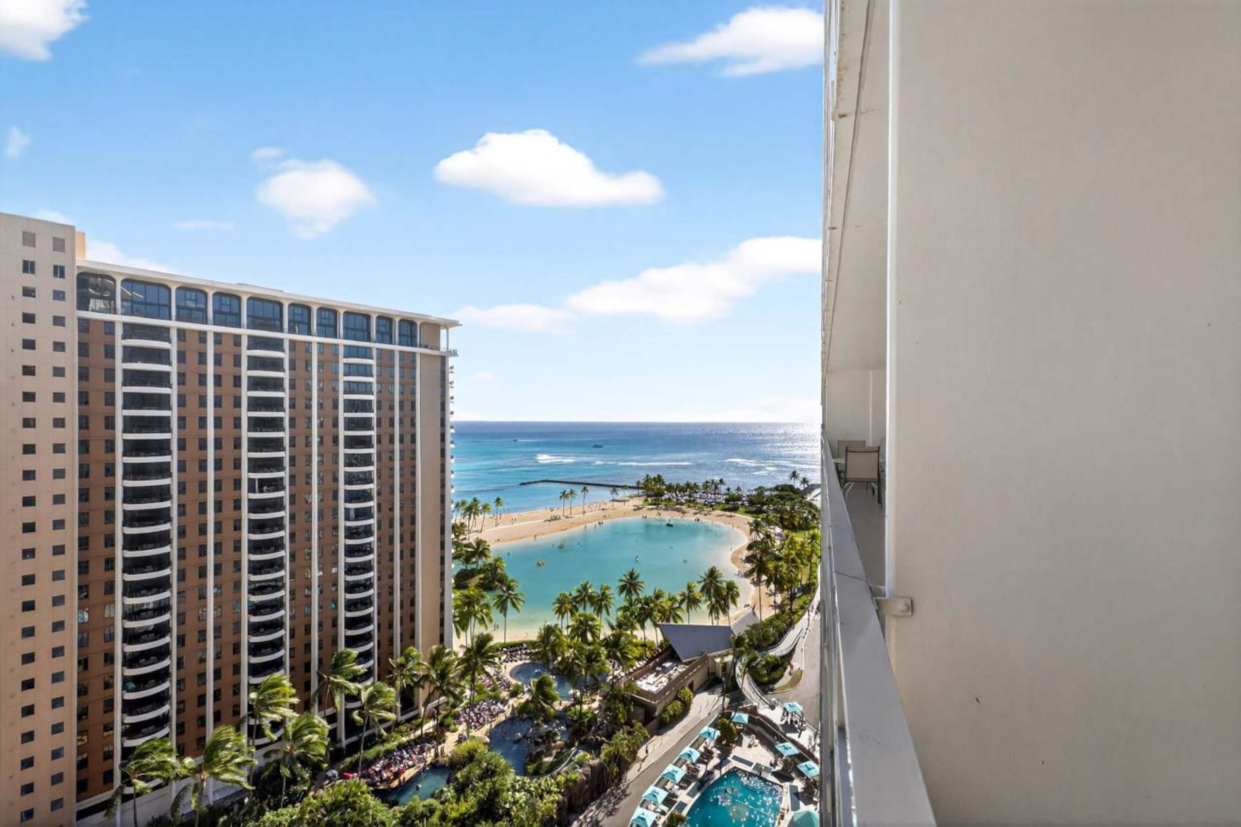 Condo in Honolulu · ★4.96 · 1 bedroom · 3 beds · 1 private bath - Image 37