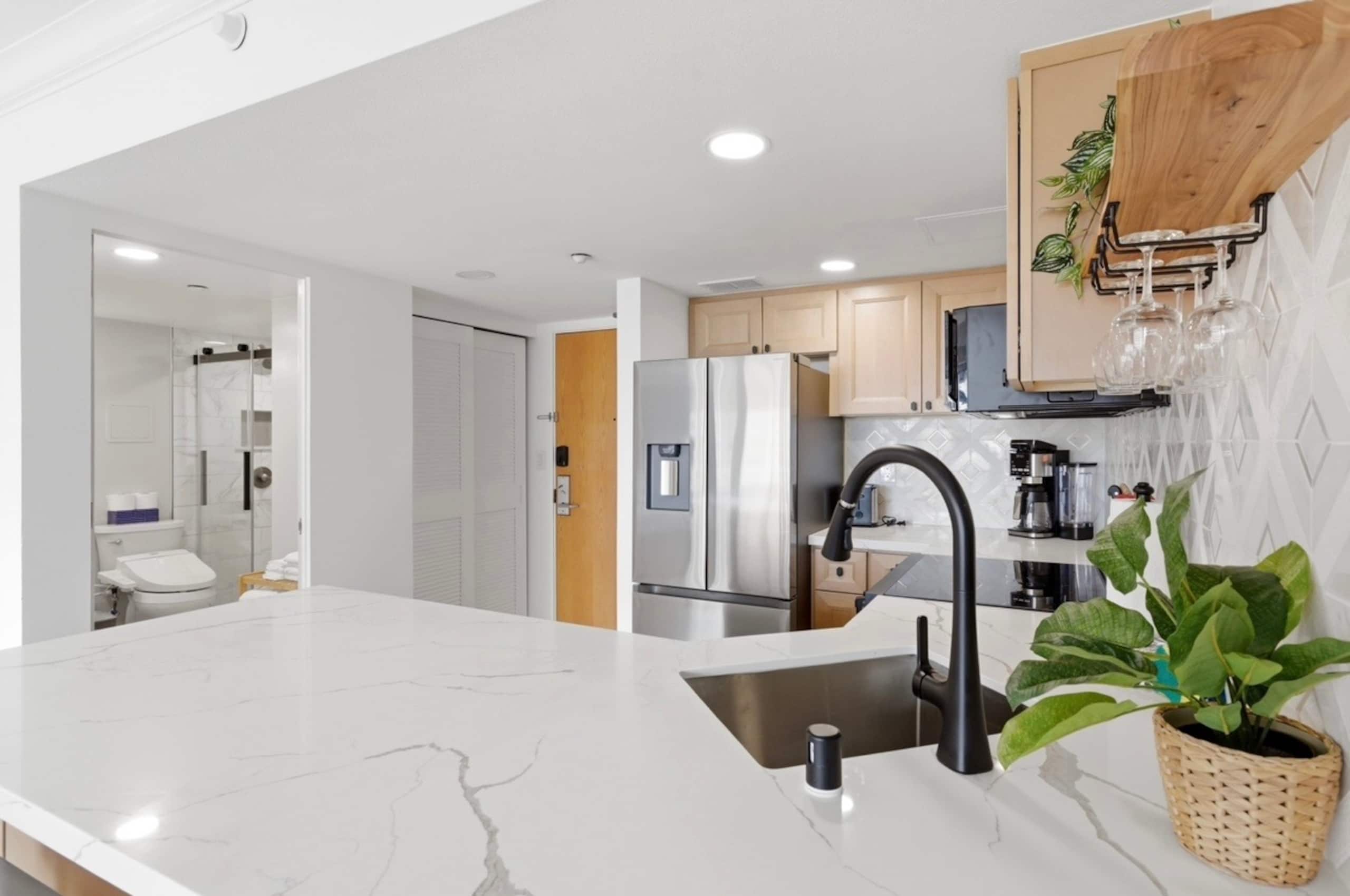 Condo in Honolulu · ★4.96 · 1 bedroom · 3 beds · 1 private bath - Image 10