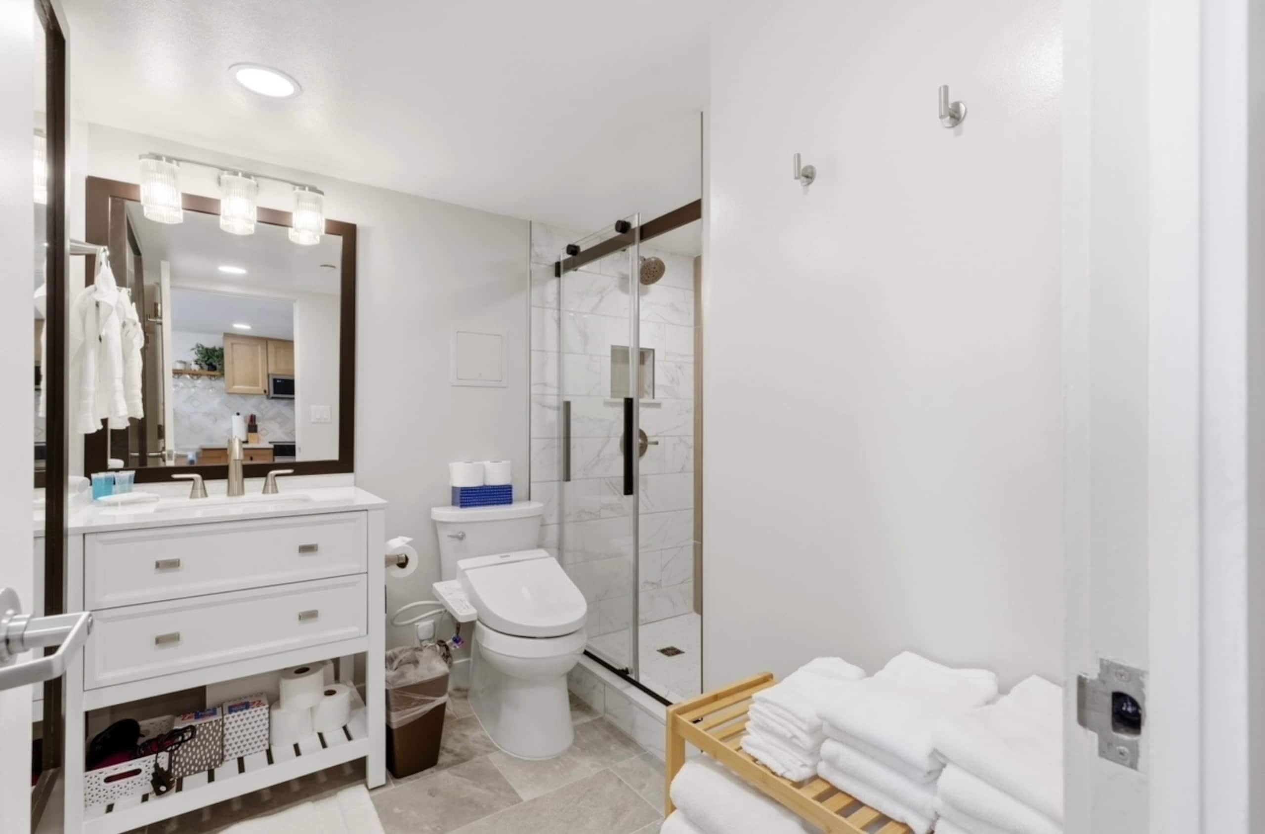 Condo in Honolulu · ★4.96 · 1 bedroom · 3 beds · 1 private bath - Image 17