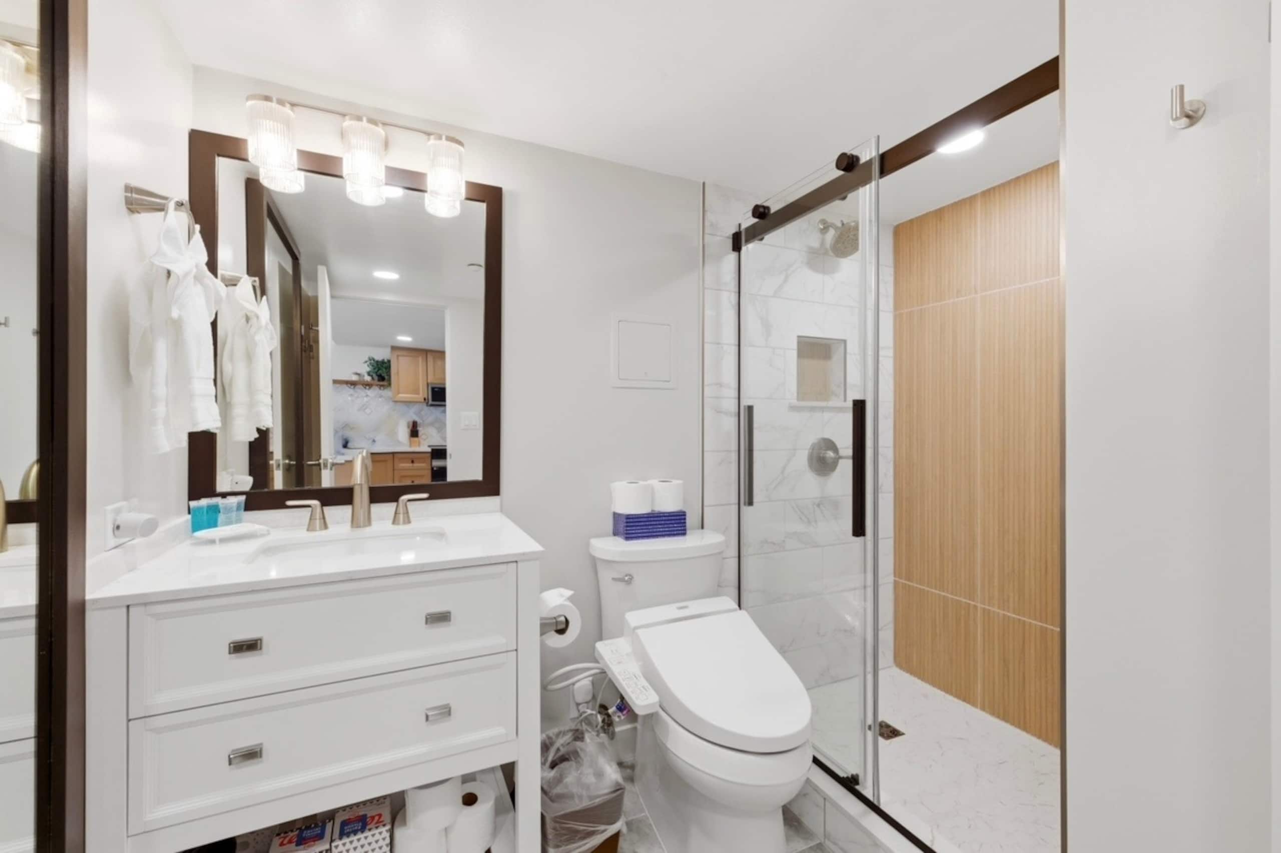 Condo in Honolulu · ★4.96 · 1 bedroom · 3 beds · 1 private bath - Image 16