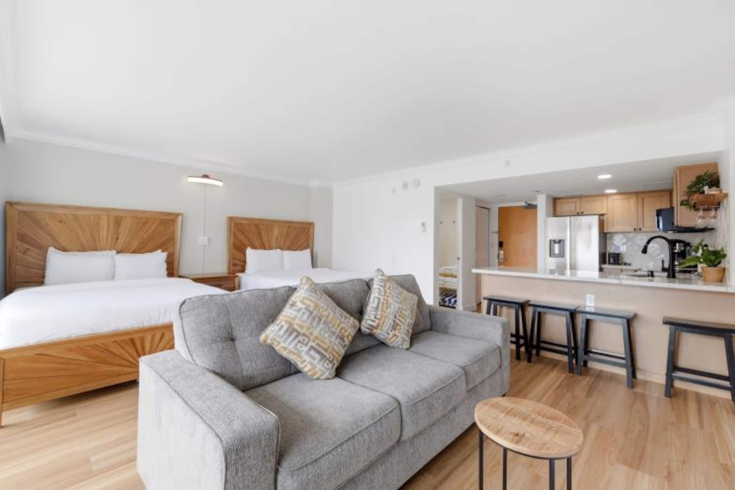 Condo in Honolulu · ★4.96 · 1 bedroom · 3 beds · 1 private bath - Image 4