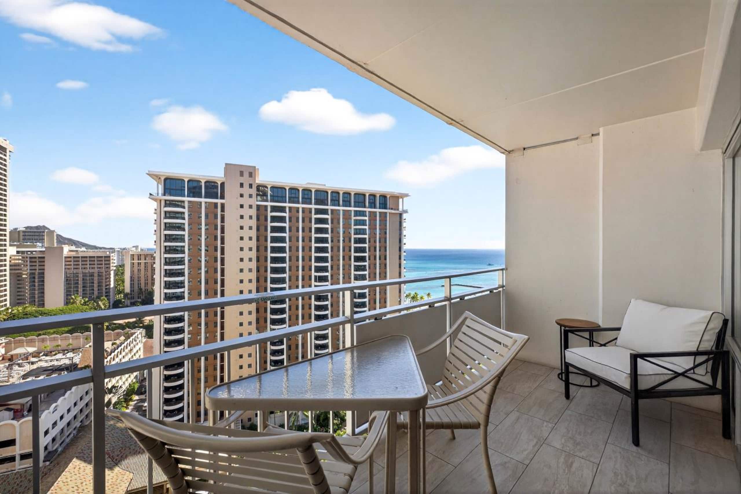 Condo in Honolulu · ★4.96 · 1 bedroom · 3 beds · 1 private bath - Image 19